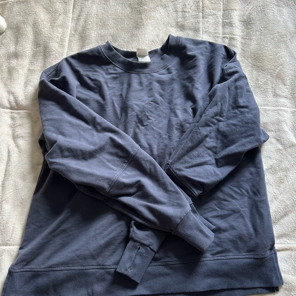 Large dark/navy blue crewneck.